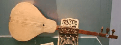 考姆兹是哪个少数民族的乐器，它有什么主要结构_民俗文化 菊江历史网