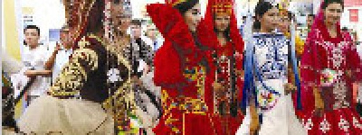 柯尔克孜族人的服装有什么特色？柯尔克孜族服饰文化_民俗文化 菊江历史网