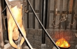 点天灯是什么样的刑罚：将人架在高处点燃(出自三国演义)_稗官野史 菊江历史网