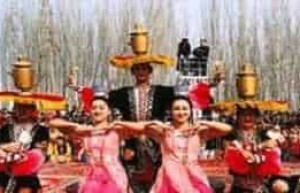 维吾尔族服饰什么样为何会有好多种颜色_民俗文化 菊江历史网