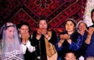 维吾尔族婚俗，维吾尔族男女是怎么订婚的_民俗文化 菊江历史网