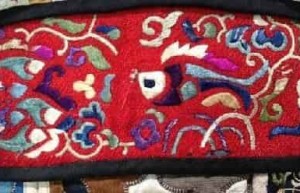 布依族服饰，背带为什么是布依最纯美的绣品 菊江历史网
