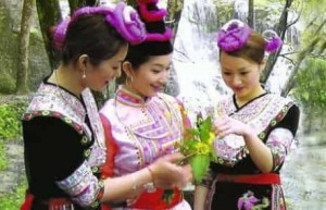 畲族服饰，畲族服饰的用色和构图有什么特点 菊江历史网