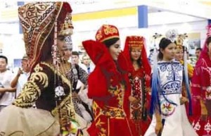 柯尔克孜族的服饰，柯尔克孜族穿什么衣服， 菊江历史网