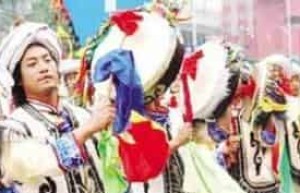 羌族羊皮鼓舞都需要怎样的道具和装束 菊江历史网