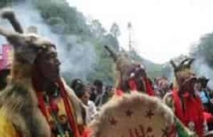 羌族巫师在做法时是怎样敲打羊皮鼓作舞的 菊江历史网