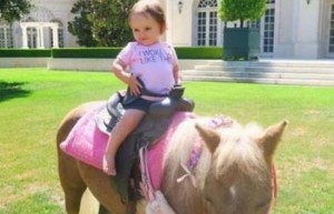 英国最富有小公主（拥有23亿英镑身价的索菲亚，如同童话公主）_世界近代史 菊江历史网