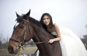 黄莉娟【花费上百万在成都200个公交站牌征婚】 – 人物百科