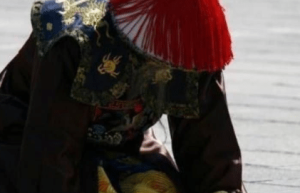 清朝官员在下跪之前 他们为什么都要拍袖口_清朝历史 菊江历史网