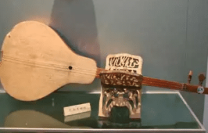 考姆兹有什么演奏技巧，这种乐器流传着哪些乐曲_民俗文化 菊江历史网