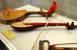 碧约牛腿琴是那个民族的乐器，该如何演奏呢_民俗文化 菊江历史网