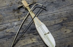 碧约牛腿琴外形是怎样的，演奏方法有哪些呢_民俗文化 菊江历史网