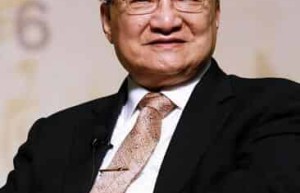 金庸【本名查良镛，当代武侠小说作家、新闻学家、企业家、政治评论家、社会活动家、中国武侠小说四大宗师之一】 – 人物百科