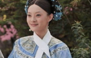 揭秘：清朝妃子胸前为什么要系个白布条？_后宫秘史 菊江历史网