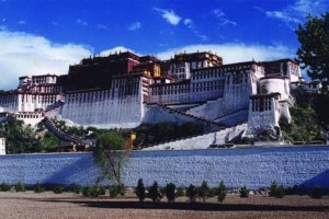 西藏布达拉宫的资料简介（拉萨布达拉宫有什么样的地位）_民俗文化 菊江历史网