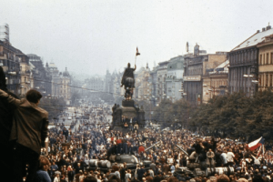 前苏联解体后，东欧国家不得不从社会主义经济和政治体制向市场经济和民主体制转型_世界古代史 菊江历史网