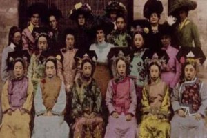 清朝乾隆，为什么说乾隆是个爱玩的皇帝，乾隆的治国方略有哪些弊端_清朝历史 菊江历史网