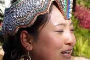 彝族服饰，彝族的“鸡冠帽”的来历_民俗文化 菊江历史网