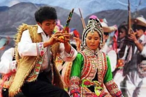 楚雄彝族男子服饰特点，凉山区彝族妇女服饰特点_民俗文化 菊江历史网