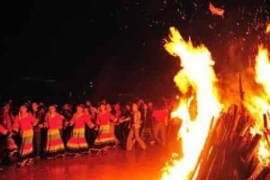 彝族文化习俗，彝族人火塘会是做什么的_民俗文化 菊江历史网