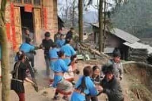 在苗族婚礼中的半路“抓亲”究竟是怎么回事_民俗文化 菊江历史网