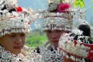 苗族人佩戴的银饰究竟是怎样加工出来的_民俗文化 菊江历史网