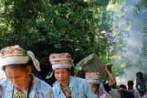 苗族风俗，苗族人在葬礼过后的“送饭吃”仪式_民俗文化 菊江历史网