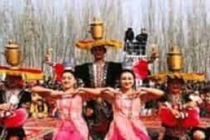 维吾尔族服饰什么样为何会有好多种颜色_民俗文化 菊江历史网