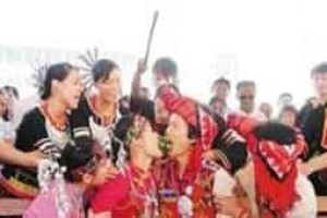 黎族婚礼上的趣味习俗，黎族婚俗简介_民俗文化 菊江历史网