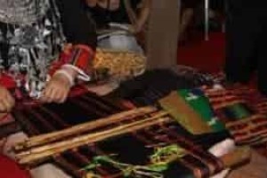 黎族染织技术简介，黎族的红藤黎锦什么样 菊江历史网