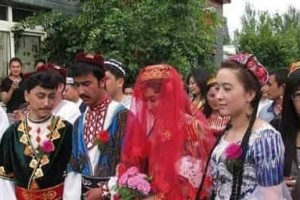 塔塔尔族的奇特婚俗，新郎官先嫁后娶 菊江历史网