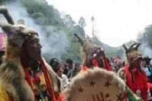 羌族巫师在做法时是怎样敲打羊皮鼓作舞的 菊江历史网