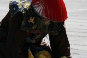 清朝官员在下跪之前 他们为什么都要拍袖口_清朝历史 菊江历史网