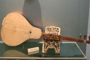 考姆兹是哪个少数民族的乐器，它有什么主要结构_民俗文化 菊江历史网