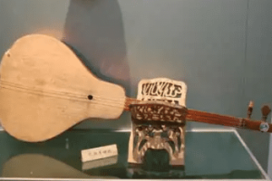 考姆兹简介，目前博物馆收藏的这种乐器是什么样_民俗文化 菊江历史网