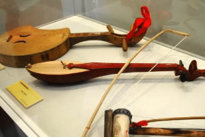 碧约牛腿琴是如何制作的，有哪些传统曲目呢_民俗文化 菊江历史网