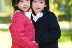 朵朵果果【超人气双胞胎姐妹，姐姐李易霏，妹妹李昂融，女演员】 – 人物百科