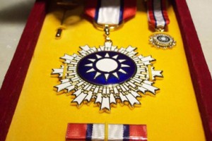 民国时期金量最高的勋章，青天白日勋章，一共发了192个人，其中竟然还包含两位普通士兵_民国历史 菊江历史网