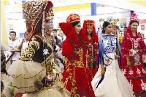 柯尔克孜族人的服装有什么特色？柯尔克孜族服饰文化_民俗文化 菊江历史网