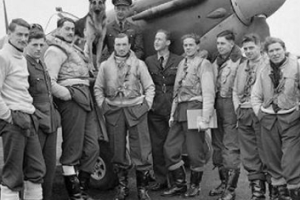 “从最高高度不带降落伞坠落生还”的人是谁？为什么没摔死？_稗官野史 菊江历史网