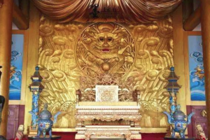 小孩坐在龙椅上玩说了几个字，长大后就继承了皇位_乡村野史 菊江历史网